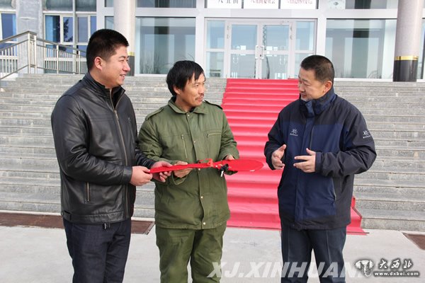 185团政委刘辉亲自把雪地摩托的钥匙交给了李青春