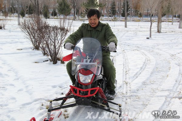 李青春骑上雪地摩托，高兴得就像一个快乐的孩子