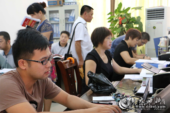 广西宁明县教育局资助办工作人员在电脑上帮助贫困大学生输入助学贷款申请资料