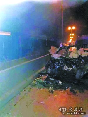 凌晨,出租车与大货迎面相撞