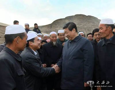 习近平来到山大沟深的临夏回族自治州东乡族自治县布楞沟村看望东乡族群众,和村民们热情握手