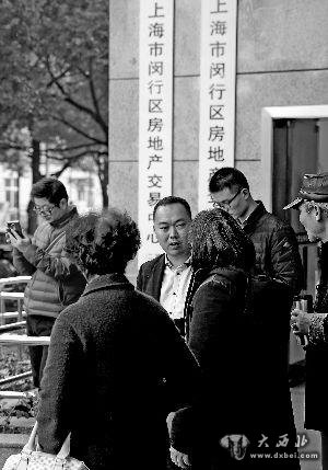 听说周末上海有个楼盘开盘,半夜就有人连夜排队,还有人是“裹着被子”来的。当时就震惊了,苹果脑残粉排队买iPhone也就这架势啊,你当是超市买白菜呢?!记者周一特地去“案发现场”的楼盘探了探,现场冷冷清清空空荡荡,难道是跑错地方了?售楼妹子说:“我们还有房源可售”。