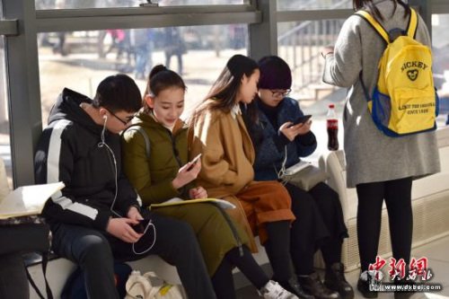 2016年2月15日,北京电影学院2016年艺考初试开始,考场外帅哥美女云集。<a target='_blank' data-cke-saved-href='http://www.chinanews.com/' href='http://www.chinanews.com/' ><p align=