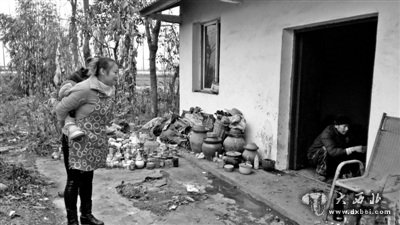 女子答应邻居临终重托照顾其患病儿13年(图)