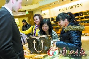 英国伦敦Harrods百货公司，中国游客在购买LV等奢侈品。（资料图片）