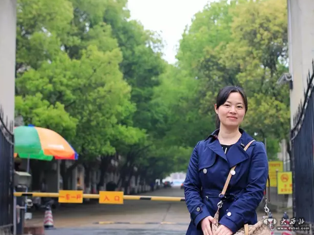 上万烟蒂展出_教授月收入上万