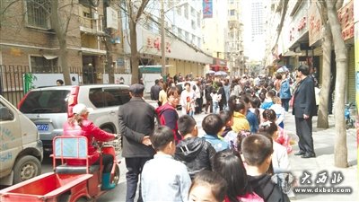 畅家巷：单侧停满车辆 路面拥堵不堪