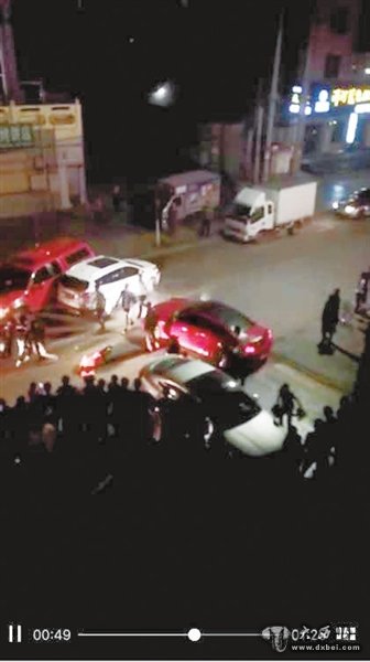 永昌街头一幕：跑车发飙狂撞翼虎