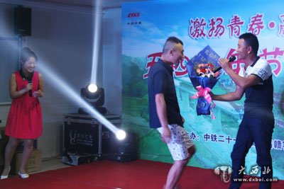 庆五四“激扬青春赢在昌赣”工地文艺晚会举行