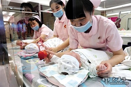 大坪时代天街的某月子会所，护士们正在精心护理婴儿。记者 李化 摄