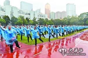 广州大妈雨中起舞 广州大妈雨中起舞