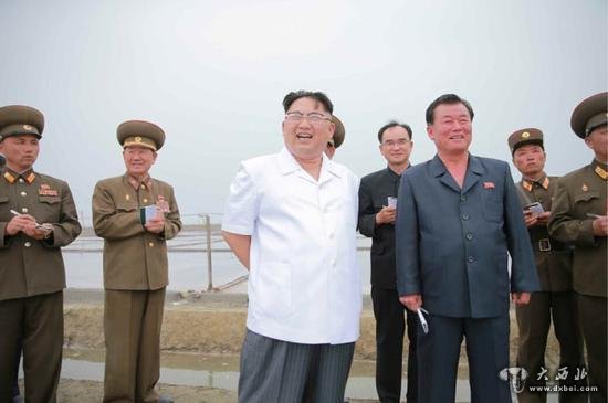 据朝鲜《劳动新闻》5月24日报道,朝鲜最高领导人金正恩视察盐场并亲自指导工作。
