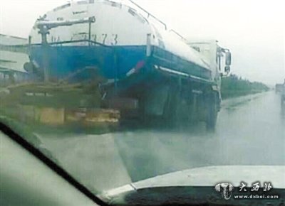 下雨天照常洒水兰州洒水车就这么“任性”!