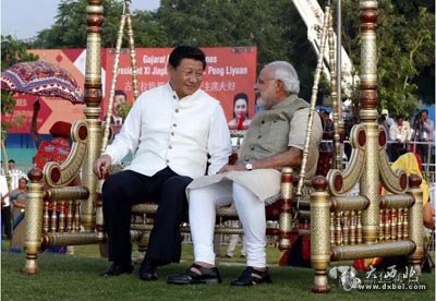 一个是2014年9月，习近平主席访印期间在古吉拉特邦同印度总理莫迪同坐摇椅；