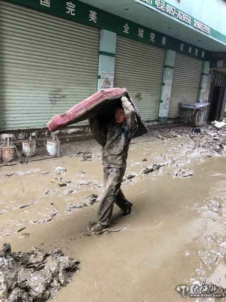 这张抗洪战士的照片刷爆了微信朋友圈