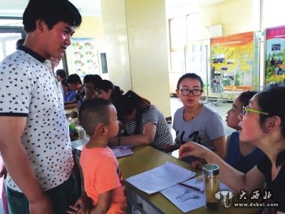 为给孩子报名家长4天前开始排队