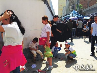 为给孩子报名家长4天前开始排队