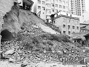 崖面塌陷现场