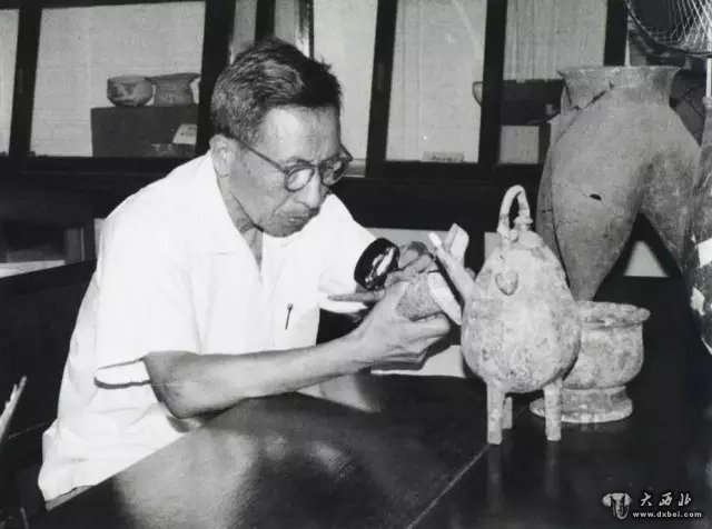 夏鼐在仔细研究出土文物(本图由中国社会科学院考古研究所提供)