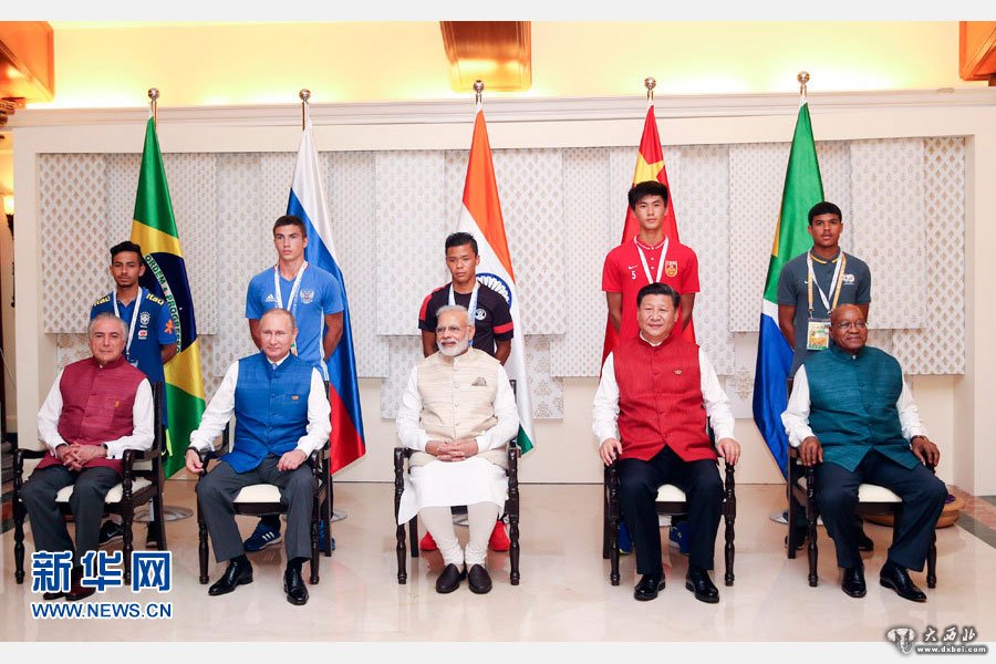 10月15日,国家主席习近平与印度总理莫迪、南非总统祖马、巴西总统特梅尔、俄罗斯总统普京在印度果阿同参加金砖国家17岁以下少年足球赛的各国代表队队长合影。新华社记者姚大伟摄 10月15日,国家主席习近平与印度总理莫迪、南非总统祖马、巴西总统特梅尔、俄罗斯总统普京在印度果阿同参加金砖国家17岁以下少年足球赛的各国代表队队长合影。新华社记者姚大伟摄