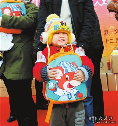 榆中县3708名学龄前儿童获赠基础阅读书包