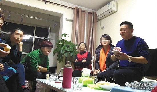 11月28日晚,东方夏威夷南岸二期17栋三单元801室内,自称是传销头目的曹兴刚为10余名新老传销人员展示一百多万元的银行流水短信。 新京报记者大路摄