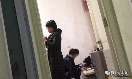 燕郊东方夏威夷南岸小区二期某居民楼内,传销人员正在通过电话联系认识的亲朋好友,每拉一人入局,传销组织进账49800元。 新京报记者大路摄