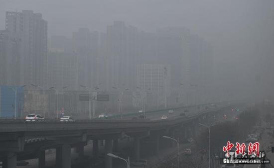 资料图:12月5日,石家庄市区笼罩在雾霾中。当日,河北省气象台继续发布霾红色预警信号
