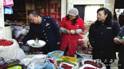 执法人员来检查商户藏起电子秤原来,这台秤的密码有问题