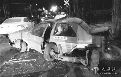 “大众”凌晨追尾撞坏两辆车 肇事司机扔下车跑了,酒驾?