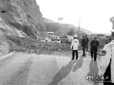 盐什公路小达坪山体崩塌 一车险被埋 未造成人员伤亡