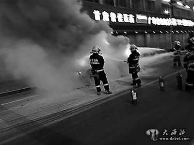 闹市区面包车起火 6名消防员狂奔一公里灭火