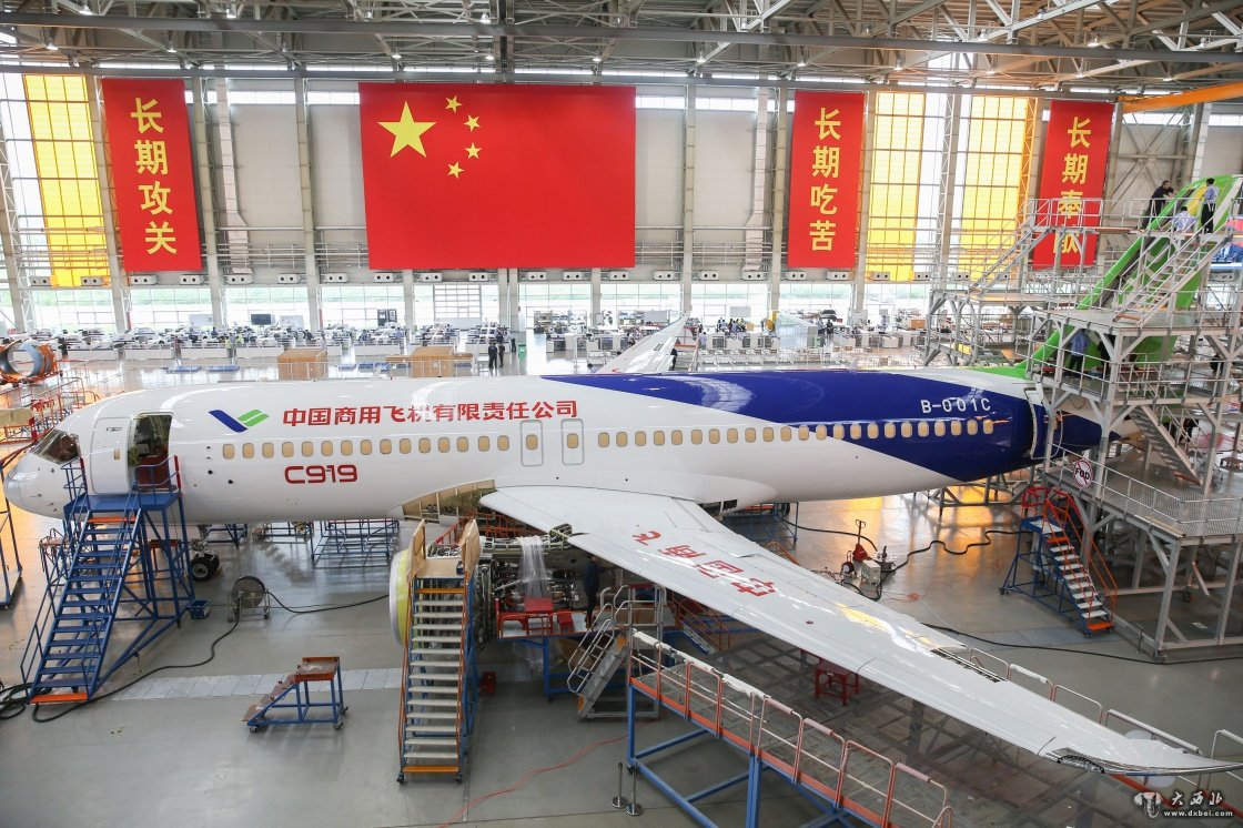 c919大型客机102架机停放在中国商飞公司上海飞机制造有限公司总装