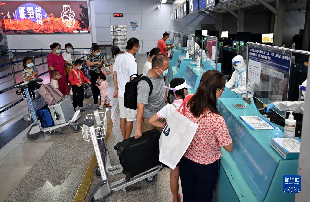 首批滞留三亚游客返程